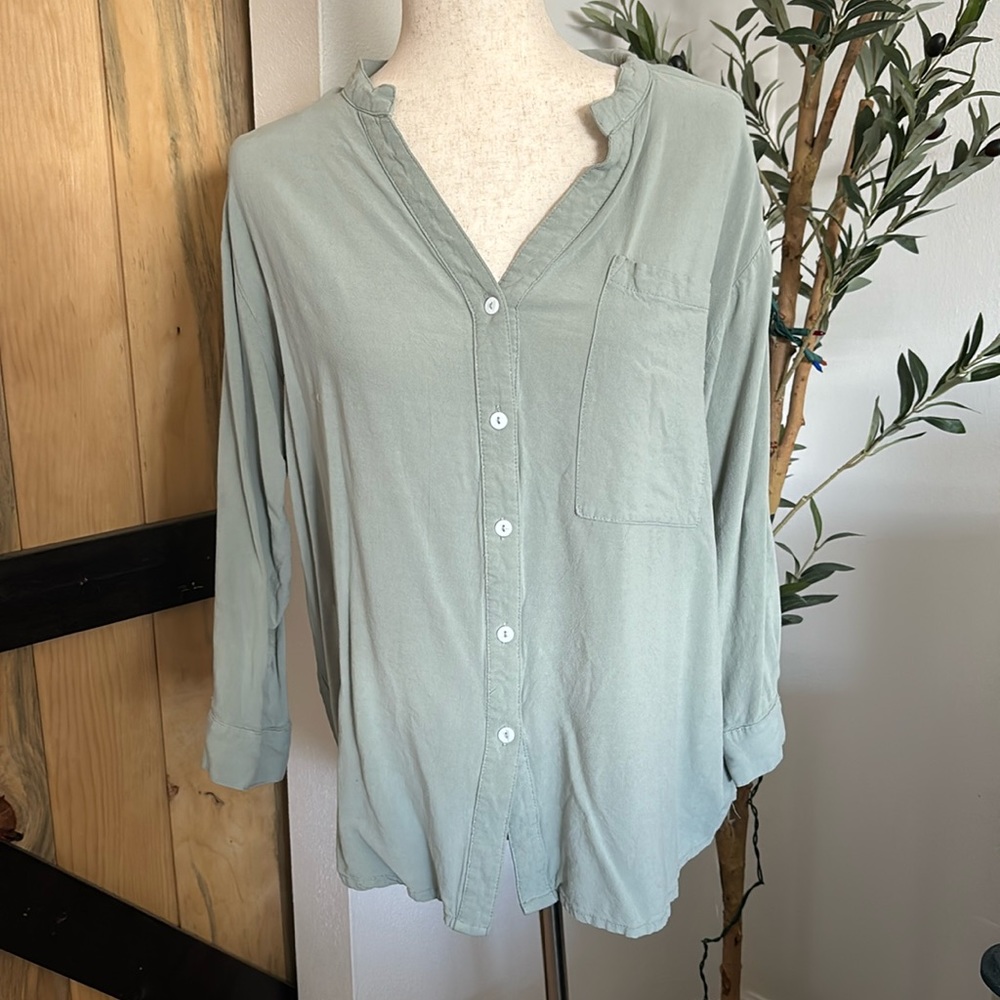 Pink lily light green button up size M